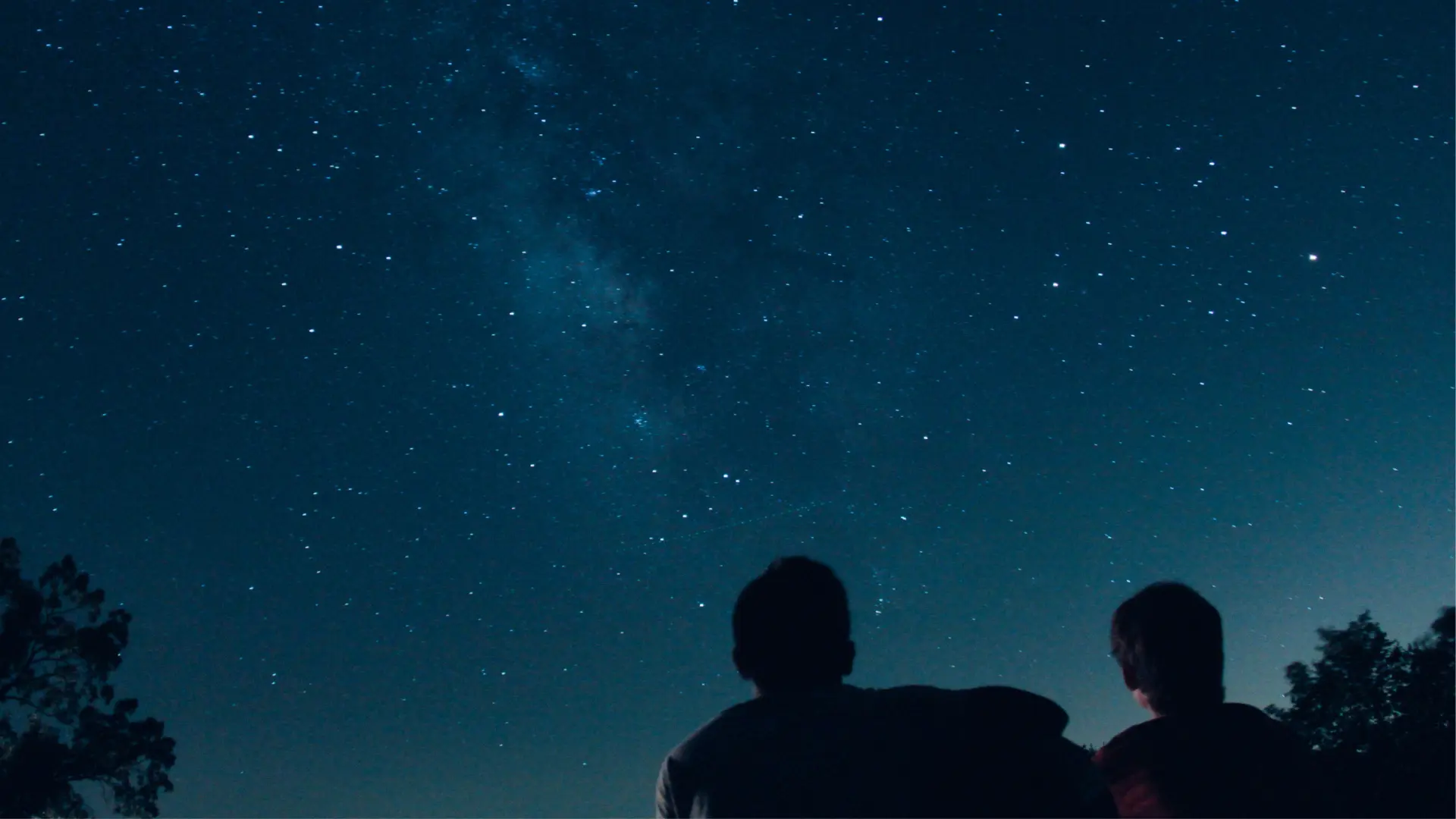 Personne regardant un ciel étoilé