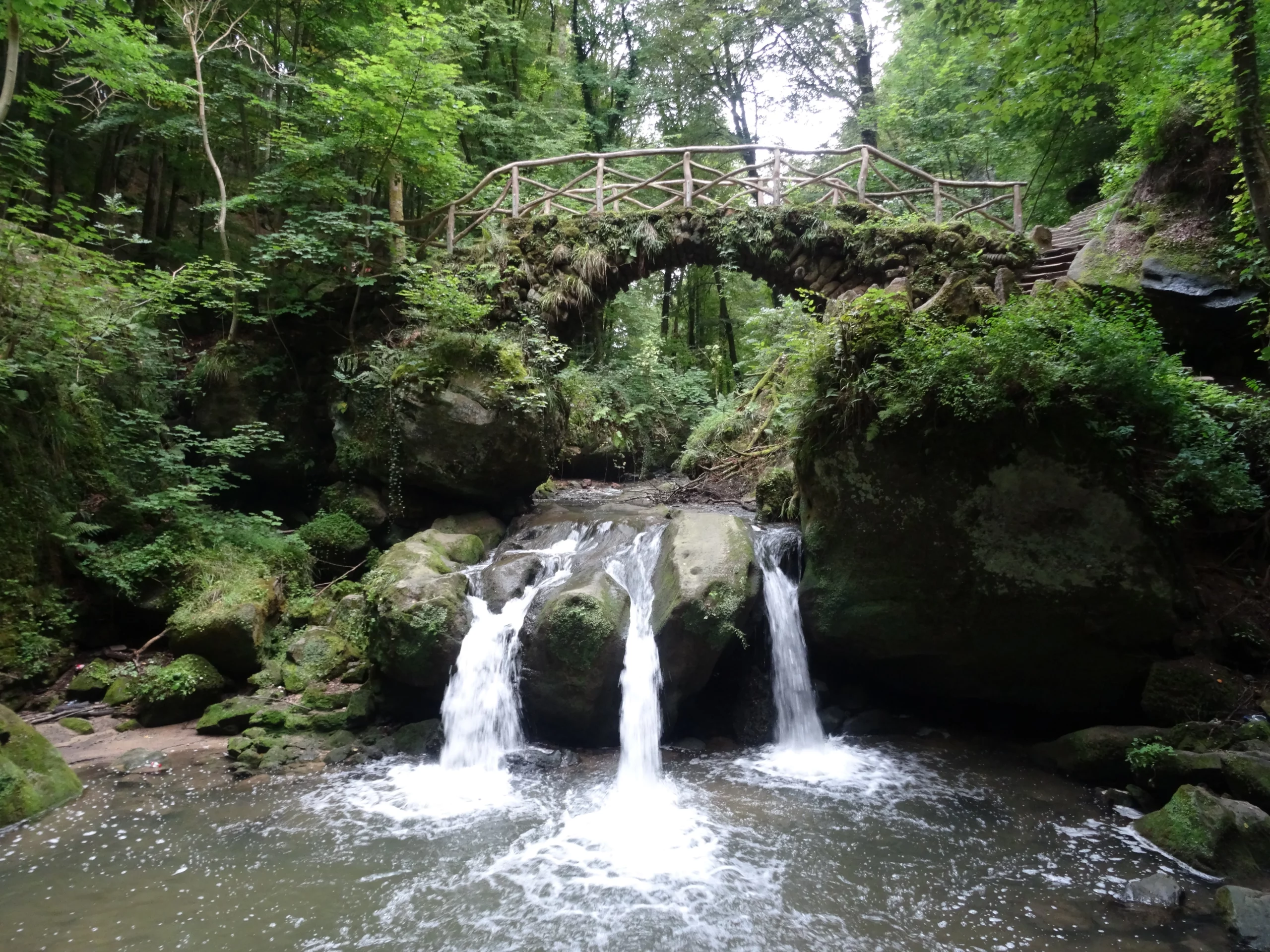 Vieux pont avec cascades